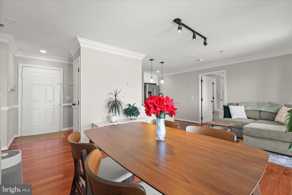 Image 8 of property listing at 2702 LIGHTHOUSE PT E #516, Baltimore, MD 21224