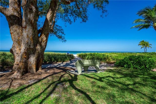 635 Wedge DR, Naples, FL 34103