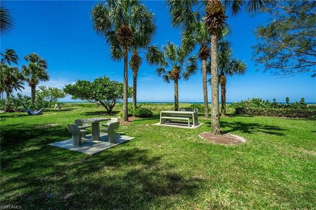 635 Wedge DR, Naples, FL 34103