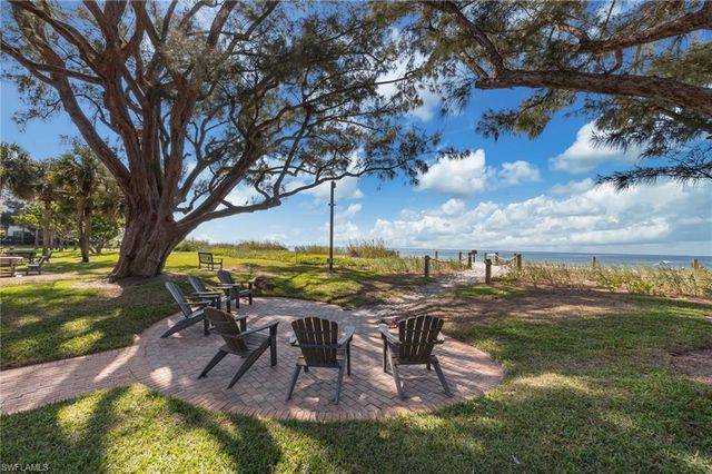 635 Wedge DR, Naples, FL 34103