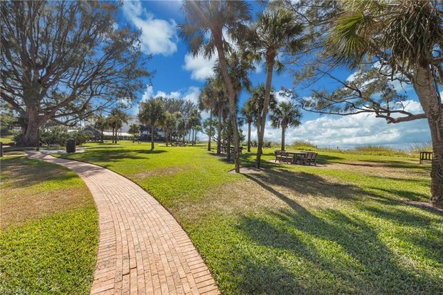 635 Wedge DR, Naples, FL 34103