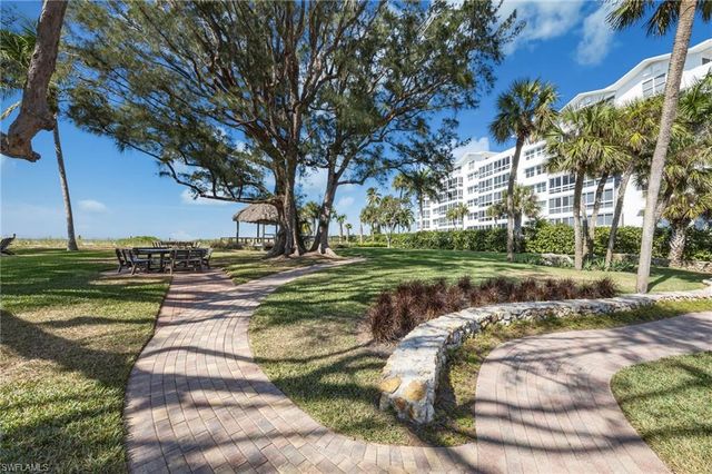 635 Wedge DR, Naples, FL 34103