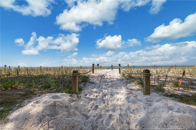 635 Wedge DR, Naples, FL 34103