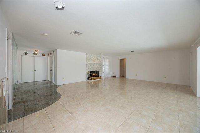 635 Wedge DR, Naples, FL 34103