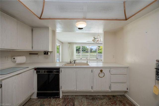 635 Wedge DR, Naples, FL 34103