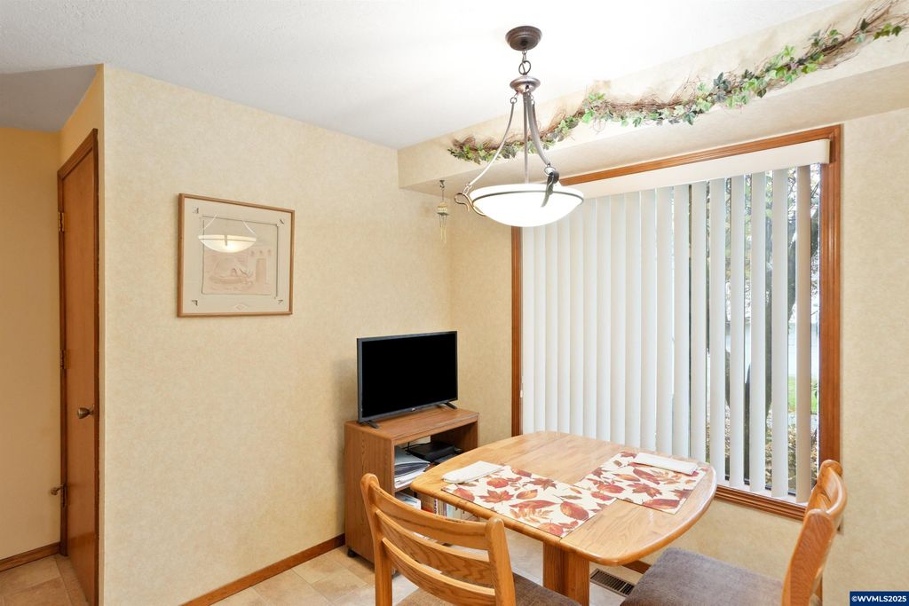 Image 12 of property listing at 1347 Spyglass Ct SE, Salem, OR 97306