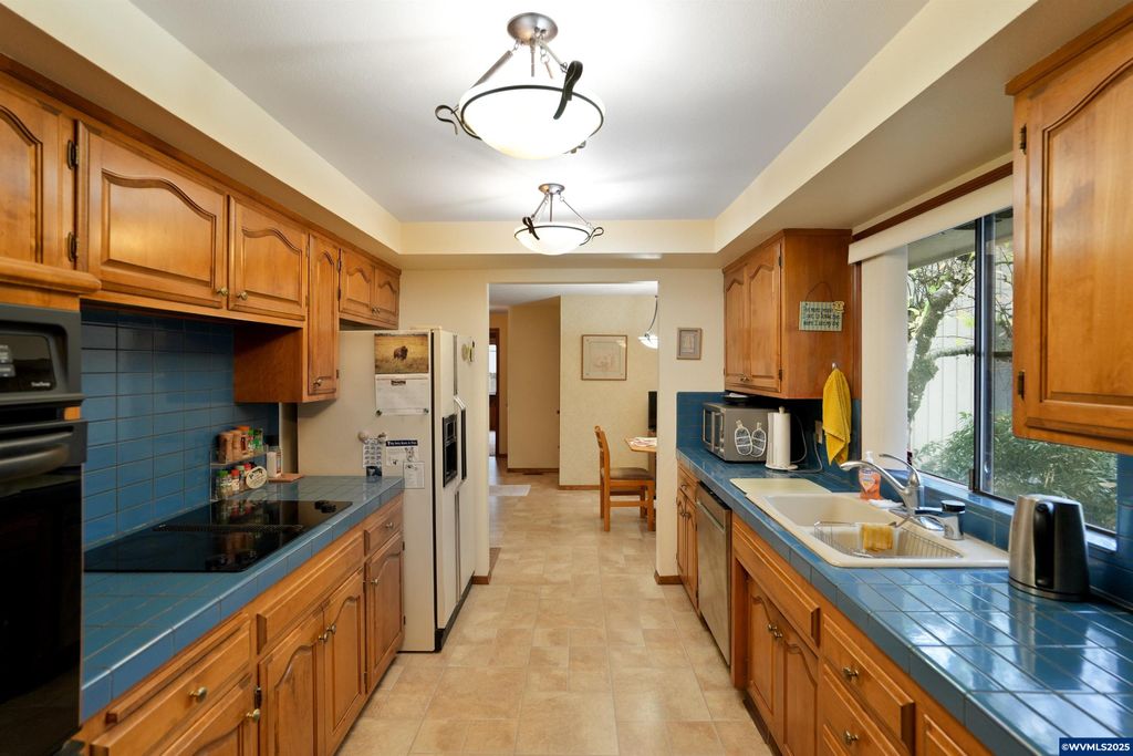 Image 16 of property listing at 1347 Spyglass Ct SE, Salem, OR 97306