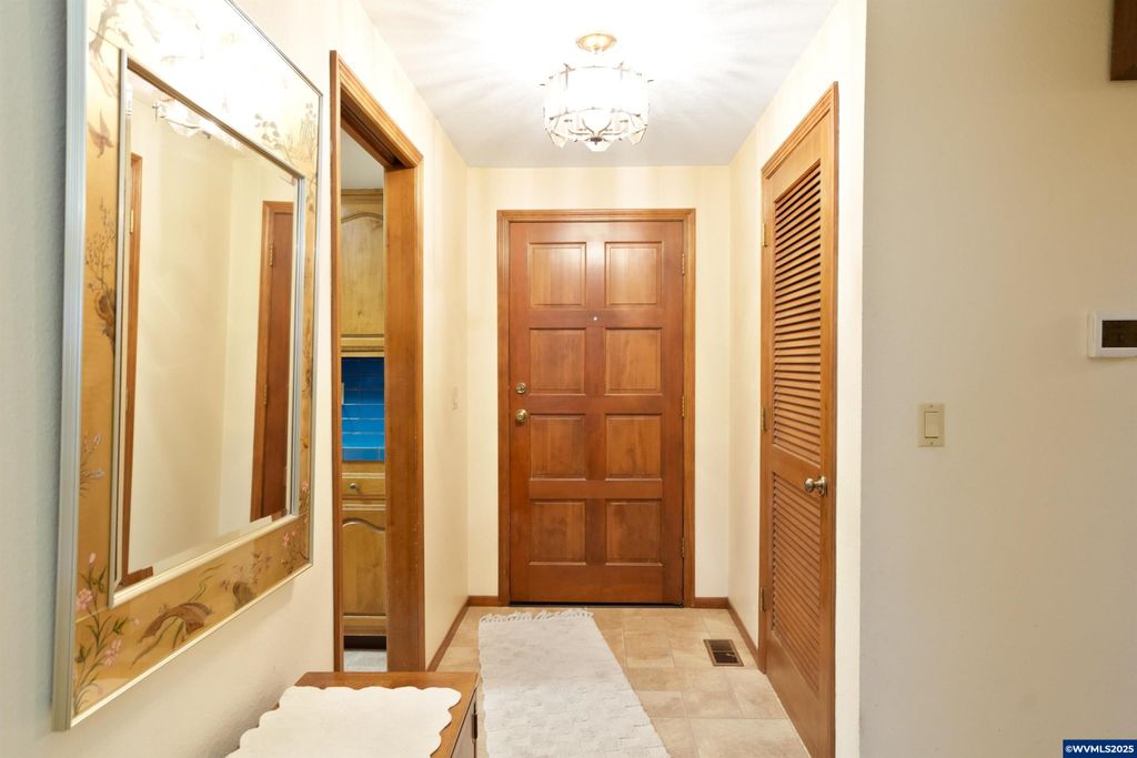 Image 5 of property listing at 1347 Spyglass Ct SE, Salem, OR 97306