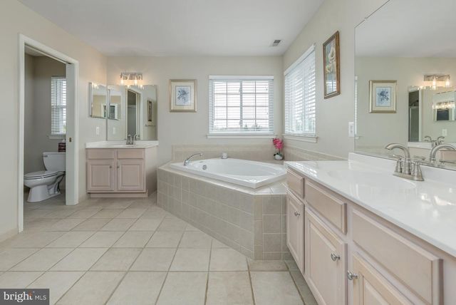 18 MORNING GLORY CIR, Mullica Hill, NJ 08062