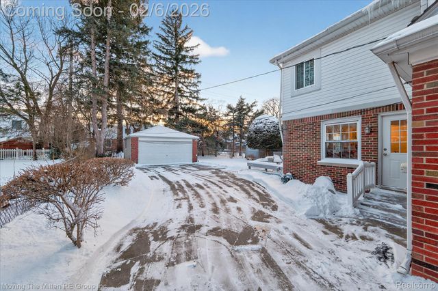 351 Ridgemont Road, Grosse Pointe Farms, MI 48236