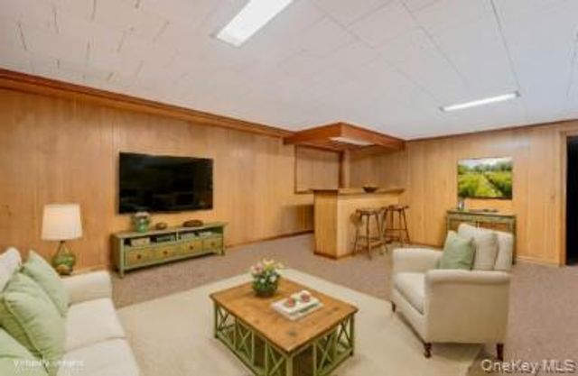 43 E June Street, Lindenhurst, NY 11757