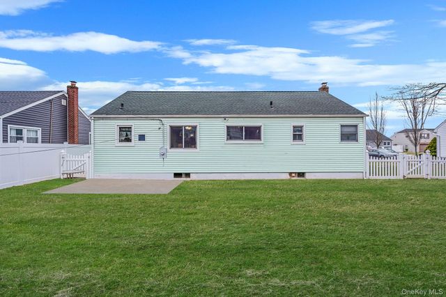 43 E June Street, Lindenhurst, NY 11757