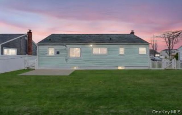 43 E June Street, Lindenhurst, NY 11757