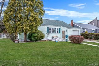 43 E June Street, Lindenhurst, NY 11757