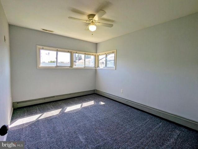 30 FOREST LN, Levittown, PA 19055