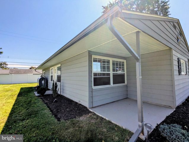 30 FOREST LN, Levittown, PA 19055