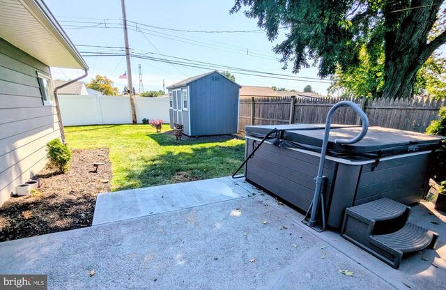 30 FOREST LN, Levittown, PA 19055
