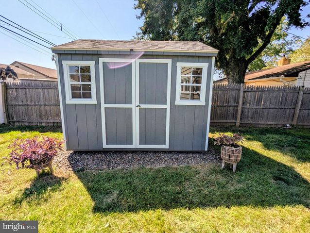 30 FOREST LN, Levittown, PA 19055