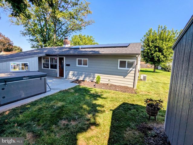 30 FOREST LN, Levittown, PA 19055