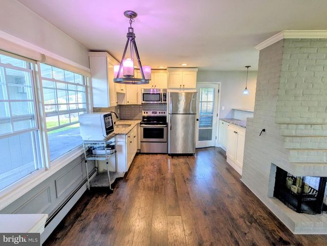 30 FOREST LN, Levittown, PA 19055
