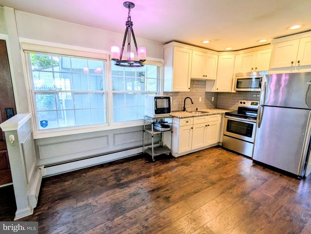 30 FOREST LN, Levittown, PA 19055