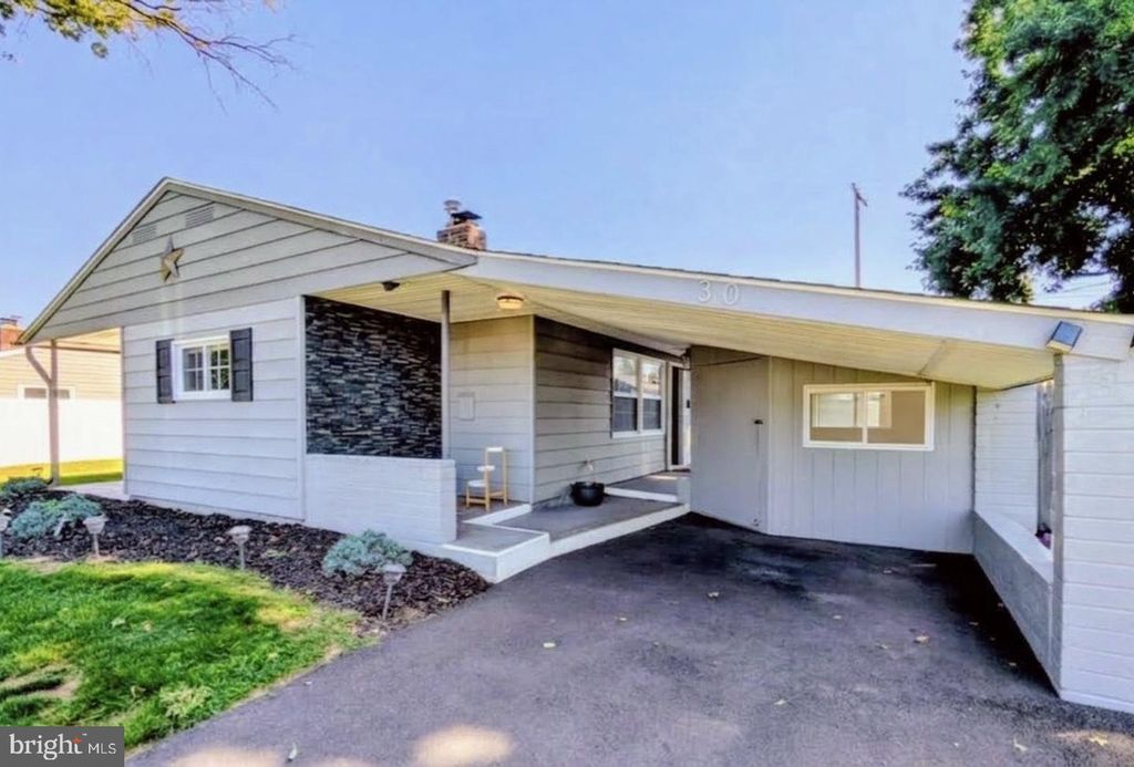30 FOREST LN, Levittown, PA 19055