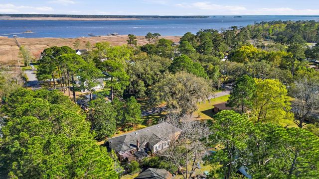 418 Sasanqua Dr., Georgetown, SC 29440