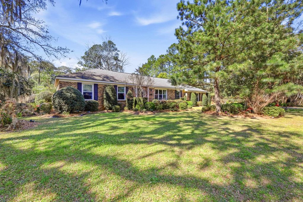 418 Sasanqua Dr., Georgetown, SC 29440