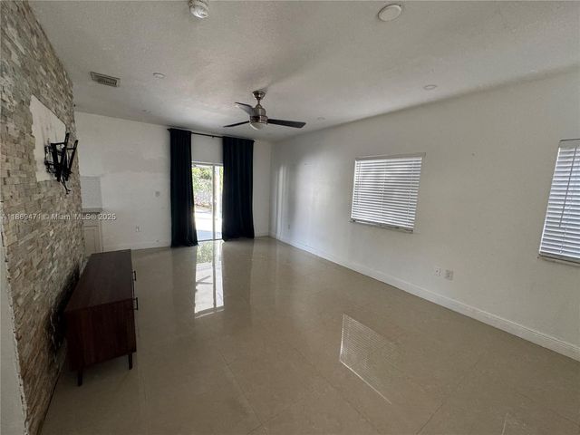 909 NE 41st Ter, Homestead, FL 33033