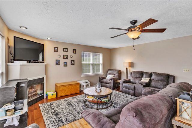 301 Wingate Dr, Robinson Twp, PA 15205