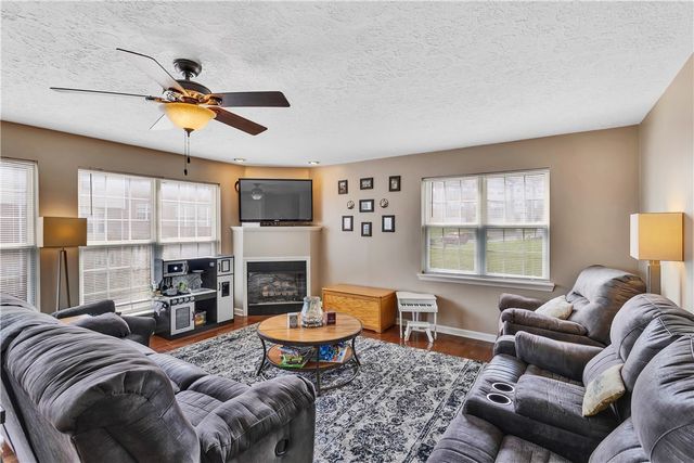 301 Wingate Dr, Robinson Twp, PA 15205