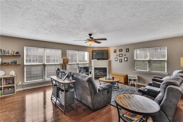 301 Wingate Dr, Robinson Twp, PA 15205