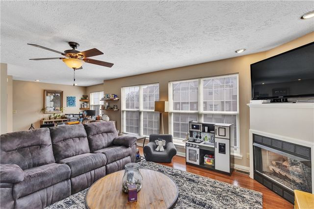 301 Wingate Dr, Robinson Twp, PA 15205