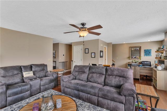 301 Wingate Dr, Robinson Twp, PA 15205