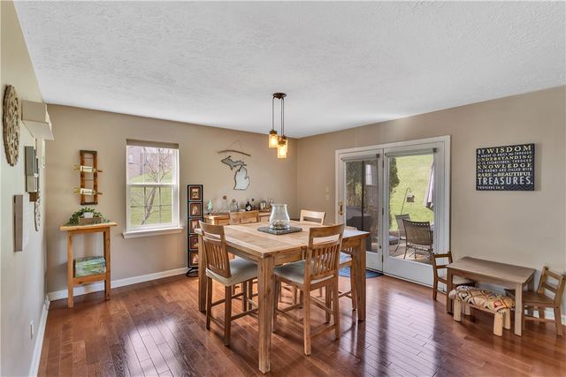 301 Wingate Dr, Robinson Twp, PA 15205