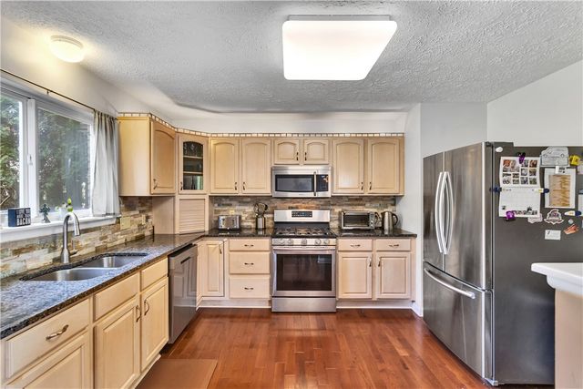 301 Wingate Dr, Robinson Twp, PA 15205