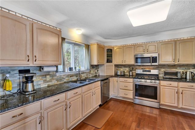 301 Wingate Dr, Robinson Twp, PA 15205