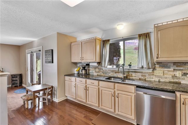 301 Wingate Dr, Robinson Twp, PA 15205