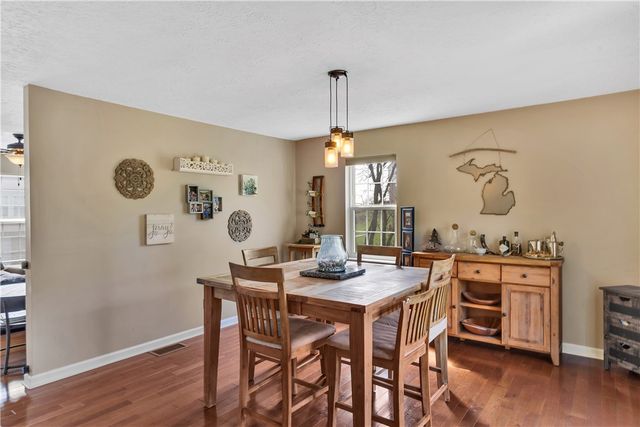 301 Wingate Dr, Robinson Twp, PA 15205