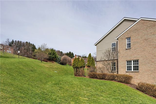 301 Wingate Dr, Robinson Twp, PA 15205