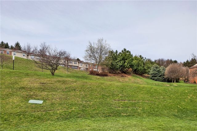 301 Wingate Dr, Robinson Twp, PA 15205