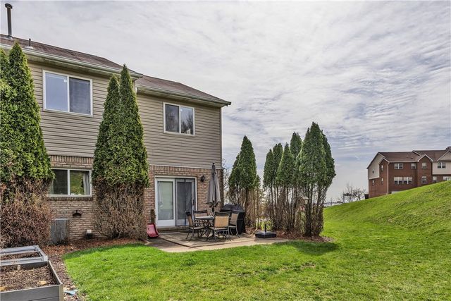 301 Wingate Dr, Robinson Twp, PA 15205