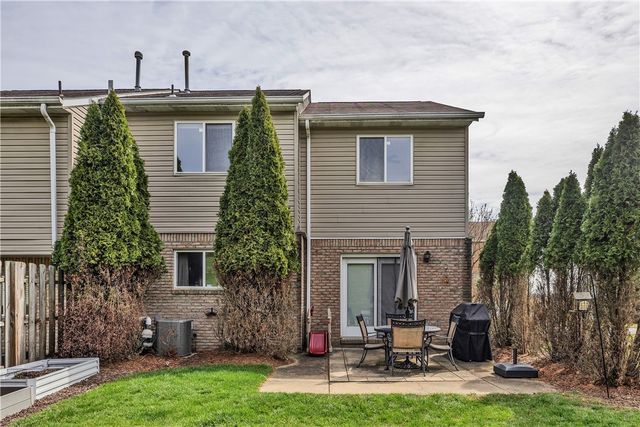 301 Wingate Dr, Robinson Twp, PA 15205