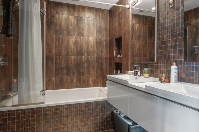 2527 N WASHTENAW Avenue, Chicago, IL 60647