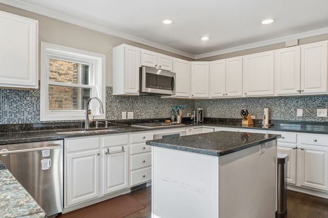 2527 N WASHTENAW Avenue, Chicago, IL 60647