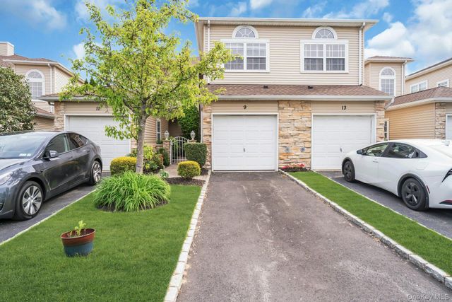 9 Windwatch Drive, Hauppauge, NY 11788