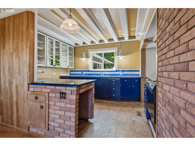 6434 Sw BRUGGER St, Portland, OR 97219
