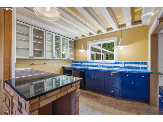 6434 Sw BRUGGER St, Portland, OR 97219