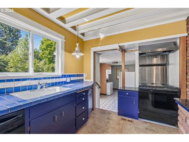 6434 Sw BRUGGER St, Portland, OR 97219