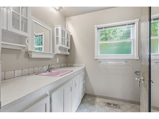 6434 Sw BRUGGER St, Portland, OR 97219